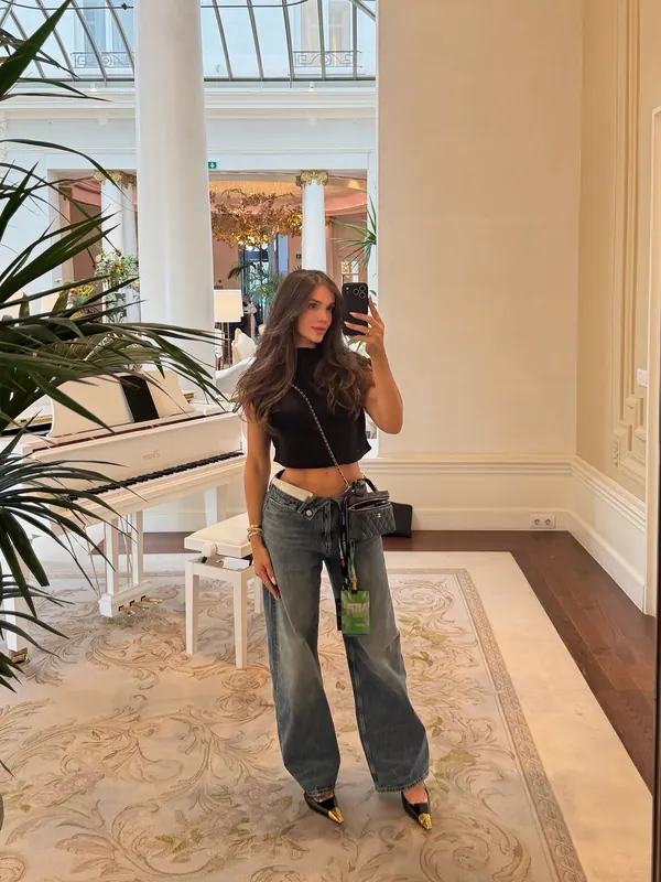 Gabryelle Pedroso wearing a black crop top and wide-leg denim in a bright mirror portrait